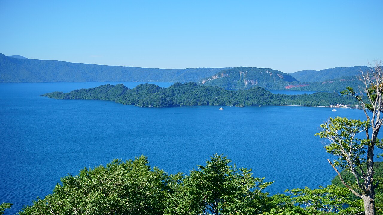 Lake Towada 封面